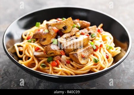 Spaghettis à la bolognaise végétarienne aux champignons et le poivre Banque D'Images