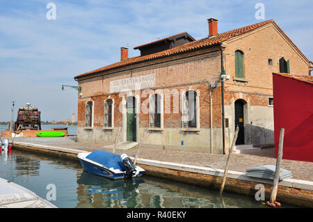 Ancien bâtiment de pêcheurs 'Cooperativa San Marco' sur le bord de mer, Burano, Venise, Italie Banque D'Images
