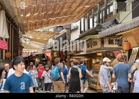 MIYAJIMA, JAPON - 27 juin 2017 : rue commerçante Omotesando à Miyajima, Japon. L'endroit le plus animé de Miyajima et visité par la plupart des touristes. La place Banque D'Images