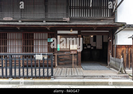 MIYAJIMA, JAPON - 27 juin 2017 : rue commerçante Omotesando à Miyajima, Japon. L'endroit le plus animé de Miyajima et visité par la plupart des touristes. La place Banque D'Images