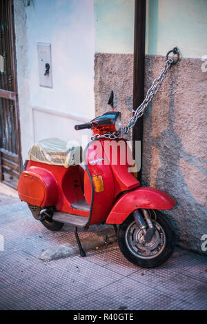 Vespa dans la rue de la San Giovanni Rotondo, Gargano, Italie, Europe. Banque D'Images