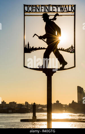 Etats Unis, New York. La ville de New York, Manhattan, Upper East Side, hiver sur John Finley à pied sur l'East River, signer avec soleil levant Banque D'Images