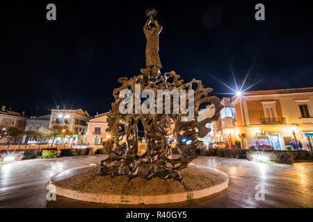 Statue dans la rue de l'hôtel San Giovanni Rotondo, Gargano, Italie, Europe. Banque D'Images