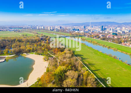 Croatie, Zagreb, ville vue panoramique vue aérienne de Bundek lake à l'automne de drone Banque D'Images