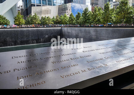 USA, New York, Manhattan, les noms inscrits sur la fontaine Mémorial National du 11 septembre Banque D'Images