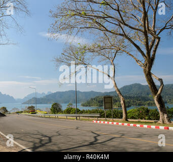 Barrage Ratchaprapha dans la province de Surat Thani, Thaïlande Banque D'Images