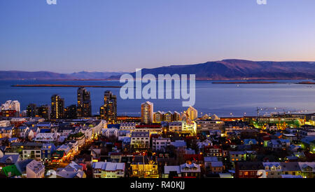 Le soleil s'élève au nord de Reykjavik avec vue sur la baie jusqu'à Grundarhverfi depuis la tour de l'église Hallgrímskirkja Banque D'Images