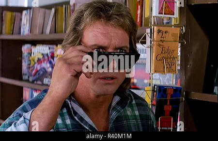 Nada du Hoffman lentilles et voit la réalité pour la première fois, à partir de la ils vivent (1988) réalisé par John Carpenter. Un drifter trouve une paire de lunettes de soleil qui révèlent la vérité du monde et comment il manipule et récompense ses habitants. Banque D'Images