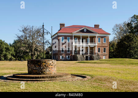 Vieux puits à Drayton Hall 18e siècle plantation house, Charleston, Caroline du Sud. Banque D'Images