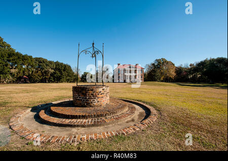 Vieux puits à Drayton Hall 18e siècle plantation house, Charleston, Caroline du Sud. Banque D'Images