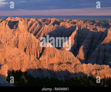 USA, Dakota du Sud, Badlands National Park, unité nord, coucher de la lumière sur une zone d'érosion, des formations sédimentaires, près de Pinnacles donnent sur. Banque D'Images