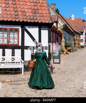 Femme en costume d'époque dans la vieille ville (Den Gamle By), un musée en plein air à Aarhus, Danemark Banque D'Images