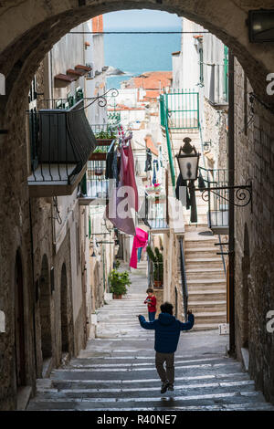 La rue de l'talie, Vieste, l'Europe. Banque D'Images