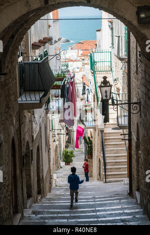 La rue de l'talie, Vieste, l'Europe. Banque D'Images