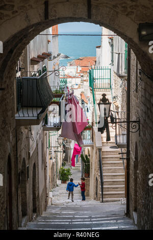 La rue de l'talie, Vieste, l'Europe. Banque D'Images