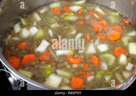 Commencer à faire cuire la soupe aux lentilles Banque D'Images