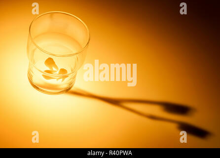 Verre à dents avec dents et brosse à dents comme shadow Banque D'Images