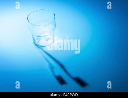 Verre à dents avec dents et brosse à dents comme une ombre Banque D'Images