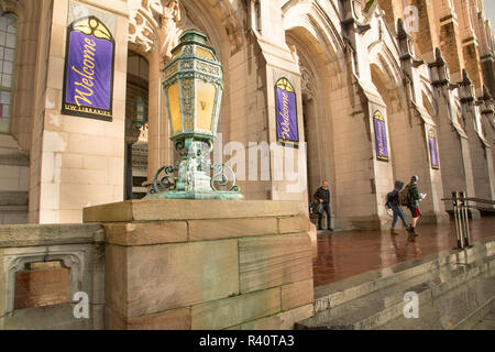 USA, l'État de Washington, Seattle. L'emblématique Suzzallo Library sur le campus de l'Université de Washington. Banque D'Images