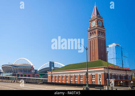 USA, l'État de Washington, Seattle. King Street Station au sud du centre-ville d'Amtrak et sert de transit du son des trains. Siècle Champ Lien sur la gauche. Banque D'Images