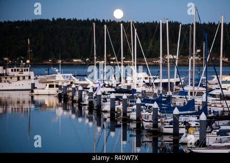 Bremerton, Washington State. Pleine lune sur bateaux dans un port sur le Puget Sound Banque D'Images