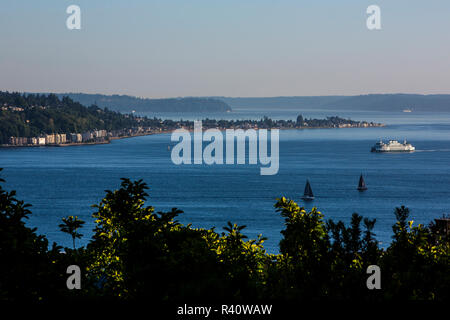 Seattle, Washington State. Ferry et voiliers sur la baie Elliott passant West Seattle Banque D'Images