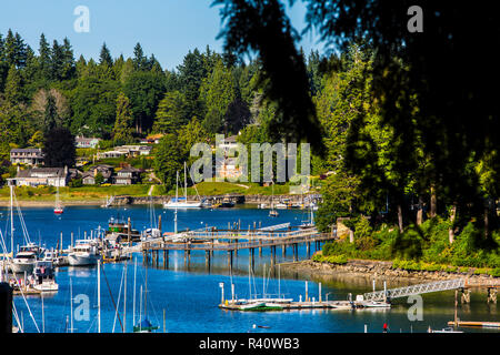 Bainbridge Island, État de Washington. Les personnes bénéficiant de bord de l'eau et des bateaux sur un port de plaisance dans la région de Puget Sound Banque D'Images