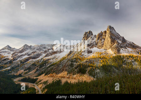 L'État de Washington, la Forêt nationale d'Okanogan, Cascades nord, Liberty Bell et au début de l'hivers Spires Banque D'Images