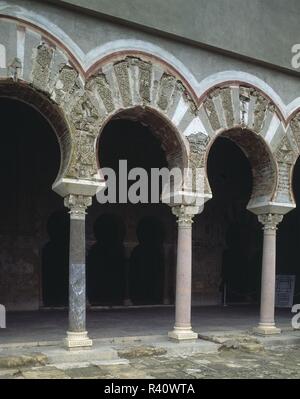 DETALLE DE LOS ARCOS DE HERRADURA DEL PRIMER PORTICO DEL BEAUTÉ RICO O DE ABD AL RAHMAN III - SIGLO X. Emplacement : Medina Azahara / Madinat al-Zahra. PROVINCIA. CORDOBA. L'ESPAGNE. Banque D'Images