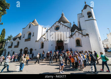 Extérieur de l'église dans l'Alberobello, Italie, Europe. Banque D'Images