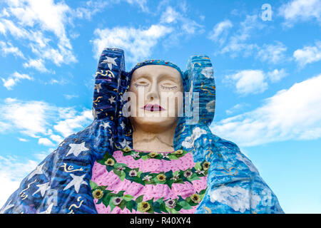 Elche, rêveur dame d'Elche, près de l'aéroport de Alicante-Elche statue colorée Espagne Banque D'Images