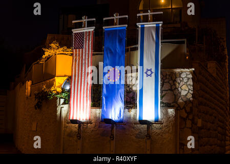 Israël, les Etats-Unis d'Amérique et l'Union européenne drapeau sur un fond jaune. Drapeau étiré de nuit d'Amérique et l'Europe Israël. Banque D'Images