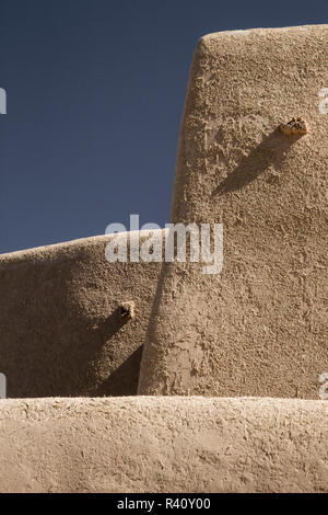 USA, Taos, Nouveau Mexique. Textures et formes de l'église San Francisco de Asis à Taos. Banque D'Images