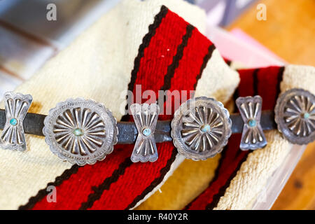 Native American Vintage ceinture et tapis dans un magasin de consignation à Santa Fe, Nouveau Mexique. Banque D'Images