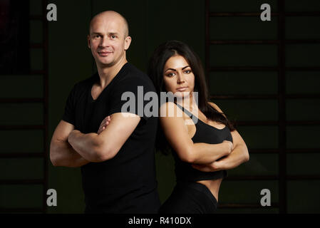 La femme et l'homme sportif avec bras croisés sur fond de sport. Portrait gilet de personnes en bonne santé Banque D'Images