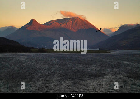 Le Pap of Glencoe prises de Invercoe dans le Ecosse, Highlands écossais pendant le coucher du soleil. Banque D'Images