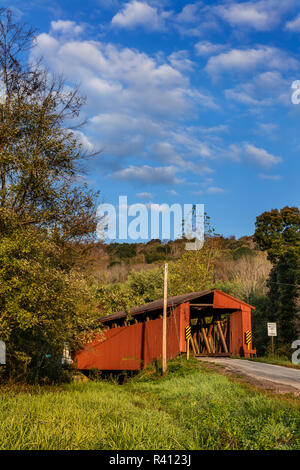 Kidwell Pont couvert construit en 1880 au-dessus du ruisseau dimanche à Athènes County, Ohio, USA Banque D'Images