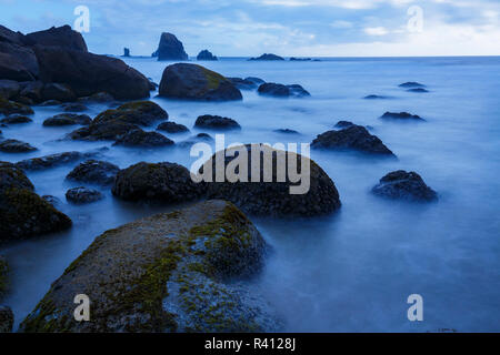 Les piles de la plage et sur la mer au coucher du soleil, Indian Beach, parc d'état d'Ecola, Oregon Banque D'Images