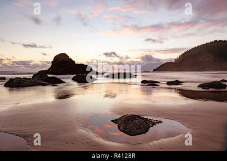 Les piles de la plage et sur la mer au coucher du soleil, Indian Beach, parc d'état d'Ecola, Oregon Banque D'Images