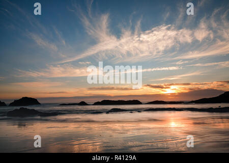 Les piles de la plage et sur la mer au coucher du soleil, Indian Beach, parc d'état d'Ecola, Oregon Banque D'Images