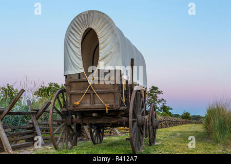 Site Historique National de Whitman Mission, l'État de Washington, USA. La réplique wagon est affiché ainsi les ornières de l'Oregon Trail. Banque D'Images