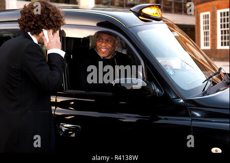 La communication avec les passagers chauffeur de taxi Banque D'Images