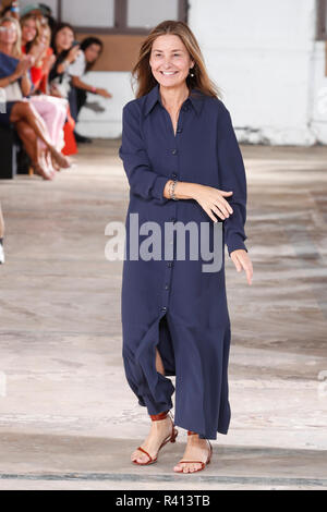 NEW YORK, NY - 09 SEPTEMBRE : Fashion designer Amy Smilovic promenades la piste portant Tibi Printemps 2019 Le 9 septembre 2018 à New York. Banque D'Images