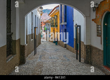 Les gens à pied par le coloorful Jaen rue avec une architecture de style colonial espagnol dans le centre historique de la ville de La Paz, Bolivie. Banque D'Images