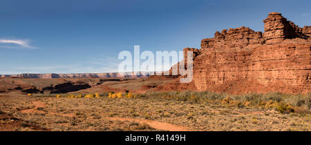 Vue panoramique des formations rocheuses le long de la Rivière San Juan, Mexican Hat, San Juan County, Utah Banque D'Images