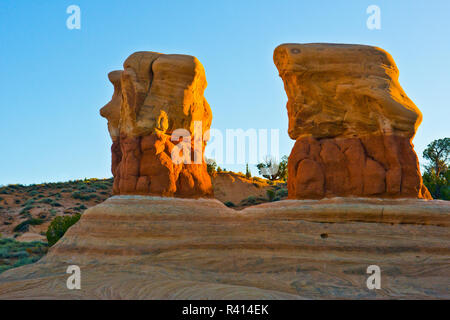 USA, Utah, Grand Staircase-Escalante, trou dans le rock Road, Devil's Garden cheminées Banque D'Images