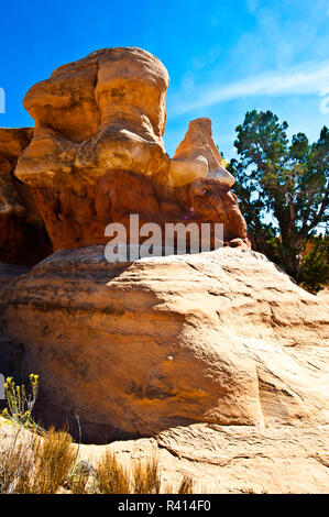 USA, Utah, Grand Staircase-Escalante, trou dans le rock Road, Devil's Garden cheminées Banque D'Images