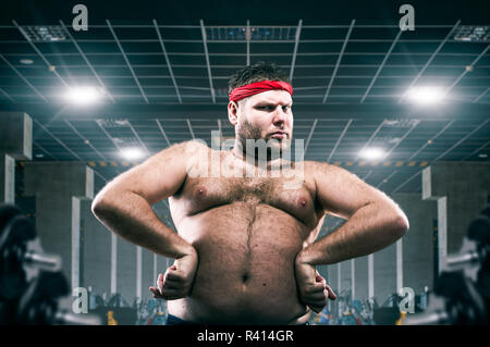 L'athlète de graisse sur l'exercice dans le club de remise en forme, le gras. Problème de l'embonpoint, la formation en motivation sport Banque D'Images