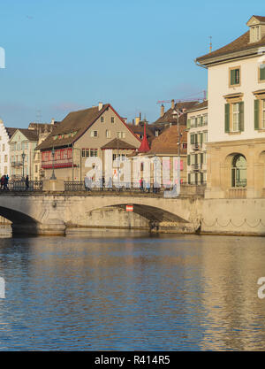 Zurich, Suisse - le 19 décembre 2016 : la rivière Limmat et bâtiments de la vieille ville le long de celui-ci, les gens sur le Munsterbrucke pont sur la rivière. Je Zurich Banque D'Images