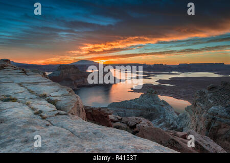 Aube sur Padre Bay sur le Lac Powell, Utah. Banque D'Images